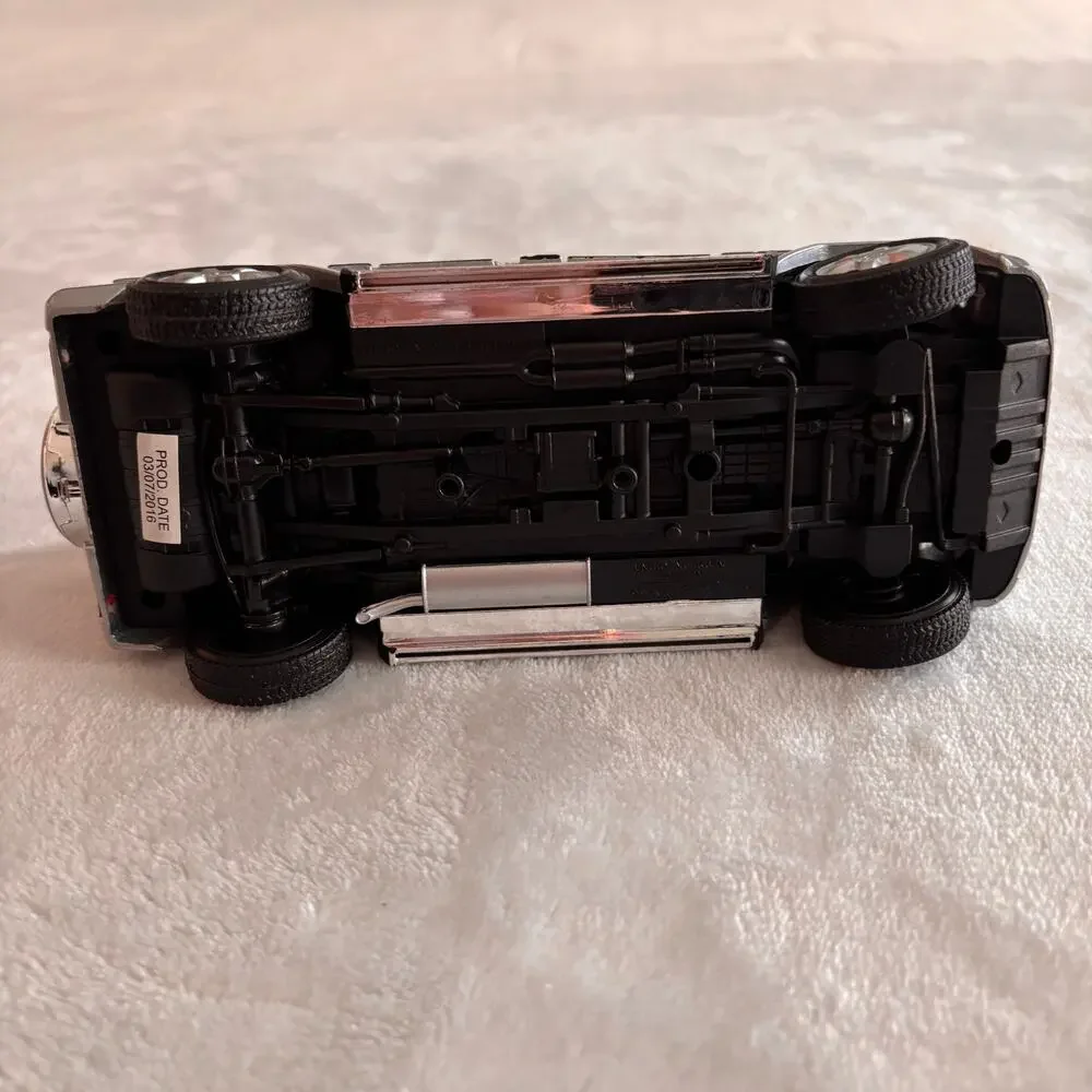 Welly 2016 Mercedes G-Wagen 1/24 Diecast Silver G-Class Wagon SUV *Part Missing*